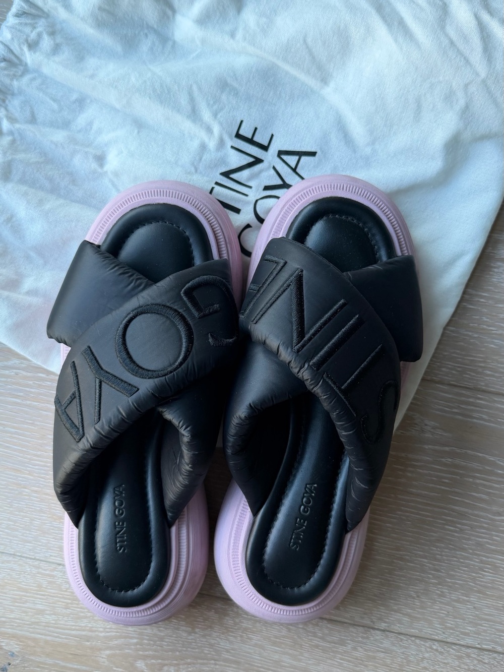 STINE GOYA Black and Light Pink Padded Cross-Strap Slide Sandals